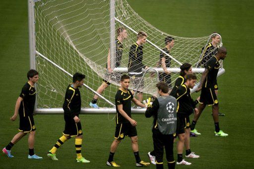 Borussia Dortmund&#039;s players take part in a training session at the Rosaleda stadium in Malaga on April 2, 2013,