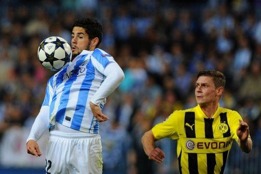 Malaga&#039;s Isco (L) vies with Dortmund&#039;s Lukasz Piszczek in Malaga on April 3, 2013