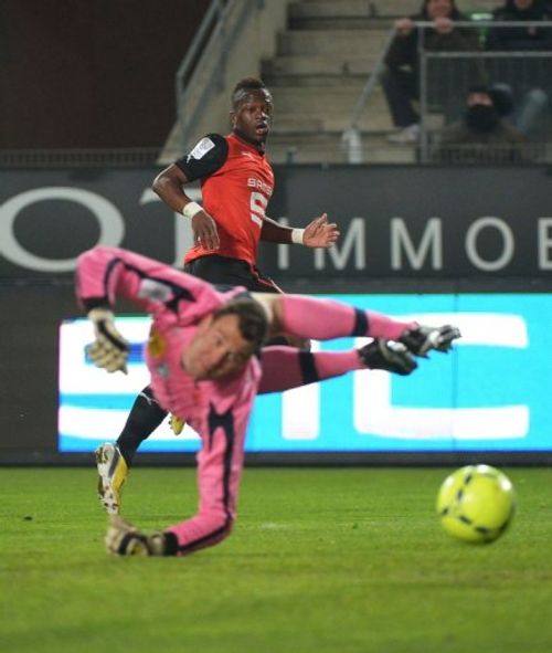 Rennes' Cheick Diarra (R) and Nancy's Damien Gregorini keep eyes at the ball, in Rennes, on March 30, 2013