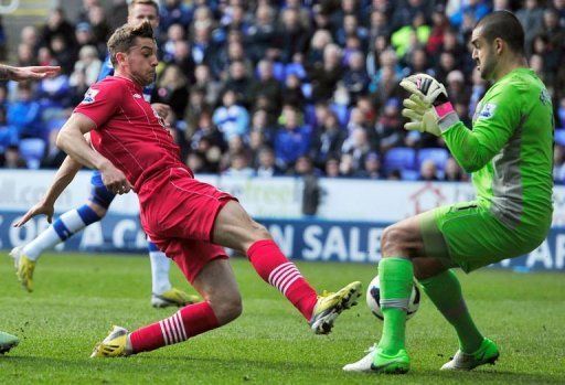 Southampton&#039;s Jay Rodriguez (L) scores the opening goal against Reading in Reading on April 6, 2013