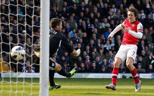 Arsenal&#039;s Tomas Rosicky (R) scores beating West Bromwich Albion&#039;s Ben Foster in West Bromwich, April 6, 2013