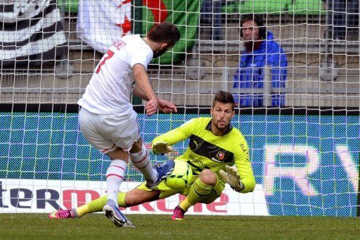 Paris Saint-Germain&#039;s Jeremy Menez (L) scores a goal past Rennes&#039; goalkeeper Benoit Costil, April 6, 2013 in Rennes