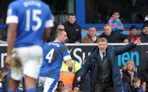 Everton manager David Moyes (R) instructs his players during their match against Manchester City on March 16, 2013