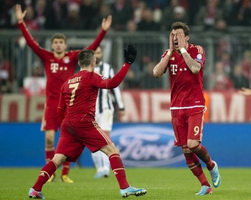 Bayern Munich's Mario Mandzukic (R) and Franck Ribery are pictured during their match against Juventus on April 2, 2013