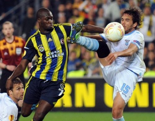 Fenerbahce's Moussa Sow (L) and Lazio's Alvaro Gonzalez are pictured during their Europa League match on April 4, 2013