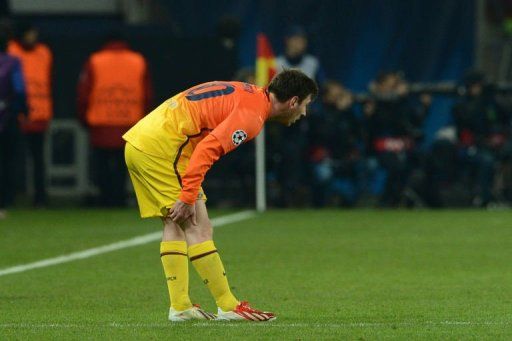 Barcelona&#039;s Lionel Messi holds his leg at the Parc des Princes stadium in Paris on April 2, 2013