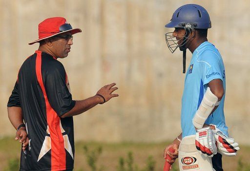 Former Sri Lankan Test batsman Chandika Hathurusinghe (L) chats with cricketer Thilan Samaraweera on February 18, 2011