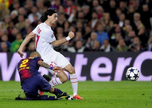 PSG&#039;s Javier Pastore (R) escapes from Barcelona defender Daniel Alves to score at the Camp Nou on April 10, 2013