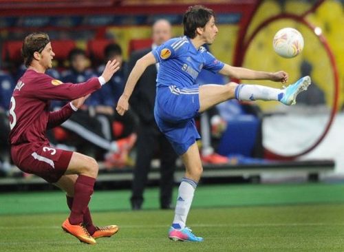 Rubin's Cristian Ansaldi (L) fights for the ball with Chelsea's Yossi Benayoun in Moscow on April 11, 2013