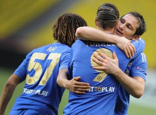 Chelsea's Fernando Torres (C) celebrates with teammates after scoring in Moscow on April 11, 2013