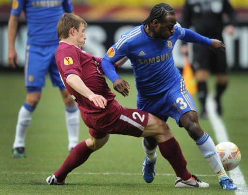 Chelsea&#039;s Victor Moses (R) is tackled by Rubin&#039;s Oleg Kuzmin in Moscow on April 11, 2013