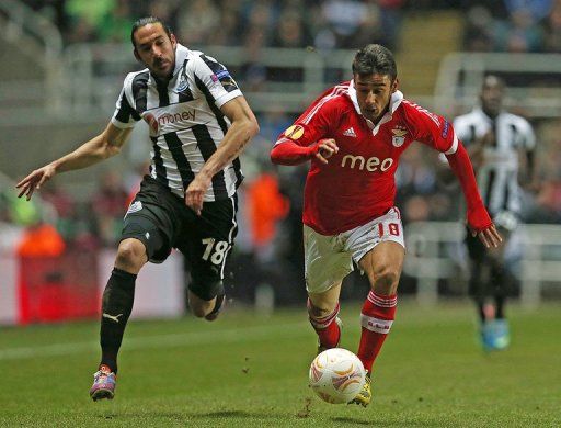 Benfica&#039;s Eduardo Salvio (R) outpaces Newcastle United&#039;s Jonas Gutierrez  on April 11, 2013