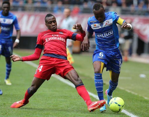 Troyes&#039; Eloge Enza-Yamissi (R) fights for the ball with Paris&#039; Blaise Matuidi, April 13, 2013 in Troyes