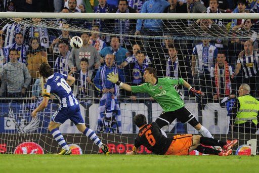 Espanyol&#039;s midfielder Joan Verdu (L) scores, April 13, 2013 at the Cornella-El Prat stadium in Cornella