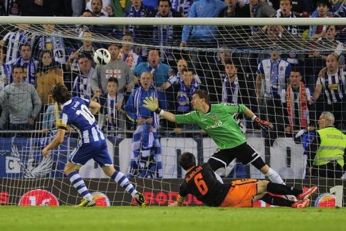 Espanyol's midfielder Joan Verdu (L) scores, April 13, 2013 at the Cornella-El Prat stadium in Cornella