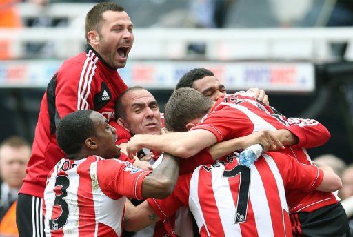 Sunderland&#039;s Paolo Di Canio (C) celebrates with his players at St James&#039; Park in Newcastle, on April 14, 2013