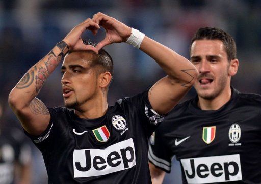 Juventus&#039; Arturo Vidal (L) celebrates after scoring at Rome&#039;s Olympic stadium on April 15, 2013