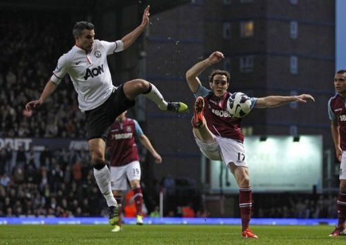 Manchester United's Robin van Persie (L) vies with West Ham United's Joey O'Brien (R) in east London on April 17, 2013