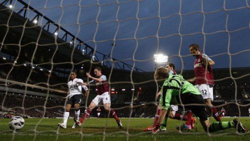 Manchester United&#039;s Antonio Valencia (L) scores at the Boleyn Ground, Upton Park, in east London, on April 17, 2013