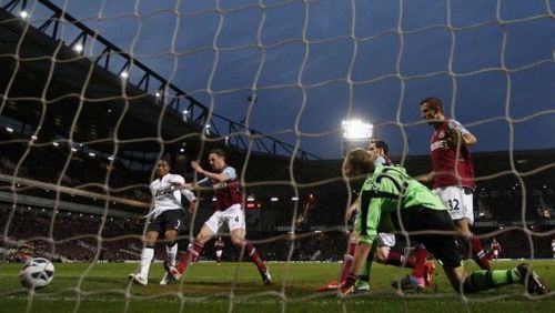 Manchester United's Antonio Valencia (L) scores at the Boleyn Ground, Upton Park, in east London, on April 17, 2013