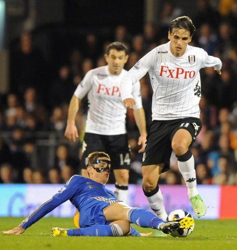 Fulham&#039;s Bryan Ruiz (R) fights for the ball with Chelsea&#039;s Fernando Torres, in London, on April 17, 2013