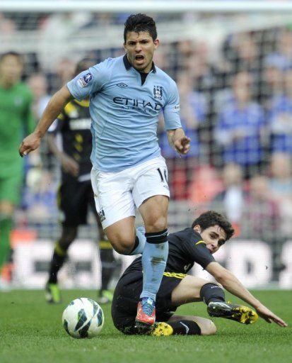 Manchester City striker Sergio Aguero skips past a challenge from Chelsea&#039;s Oscar on April 14, 2013