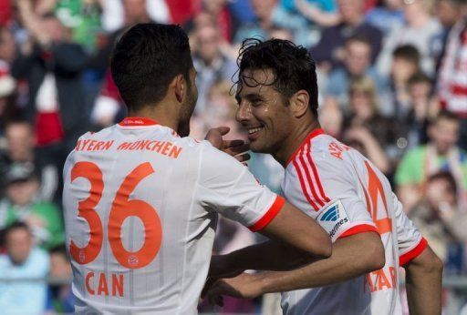 Claudio Pizarro (R) is congratulated by midfielder Emre Can after scoring against Hanover, April 20, 2013 in Hanover