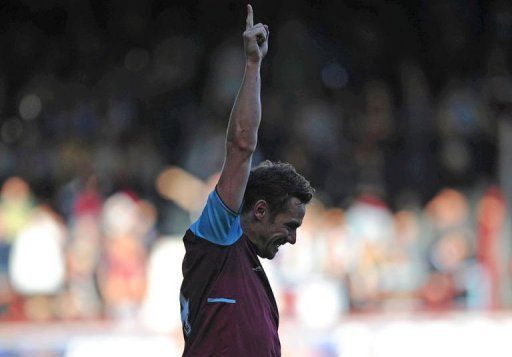 West Ham United&#039;s midfielder Kevin Nolan celebrates scoring at the Boleyn Ground, in east London on April 20, 2013