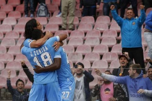 Napoli's Edinson Cavani (L) celebrates with teammates Diego Armero and Camillo Zuniga in Naples on April 21, 2013