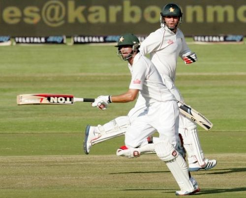 Zimbabwe's Brendan Taylor (R) and Graeme Creamer are pictured during the first Zimbabwe test on  April 19, 2013