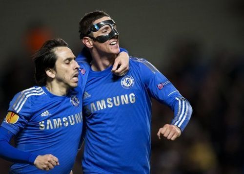 Chelsea's Yossi Benayoun (L) and Fernando Torres are pictured during a Europa League match in London on April 4, 2013