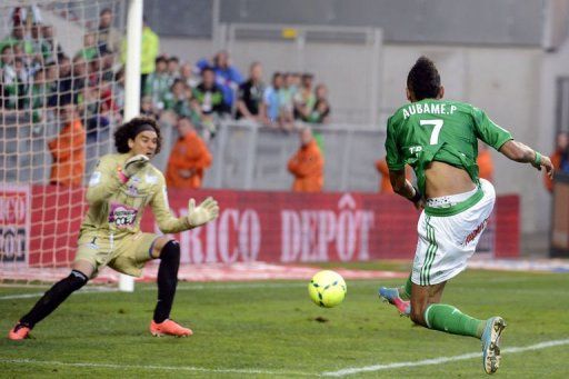 Saint-Etienne&#039;s Pierre-Eme Aubameyang (R) kicks to score a goal on April 24, 2013