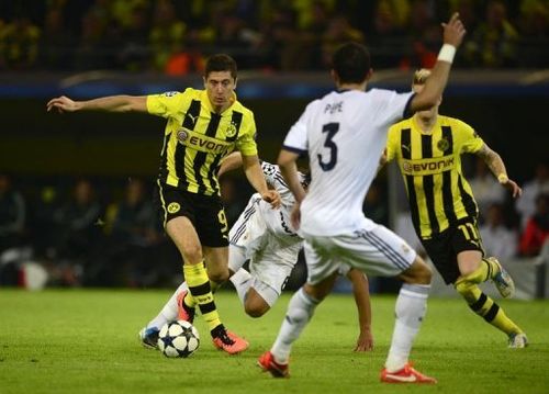 Dortmund's Robert Lewandowski  (L) and Real Madrid's Pepe (C) fight for the ball, April 24, 2013 in Dortmund