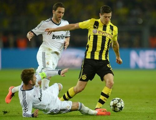 Real's Sergio Ramos (L) blocks Dortmund's Robert Lewandowski during their Champions League match on April 24, 2013