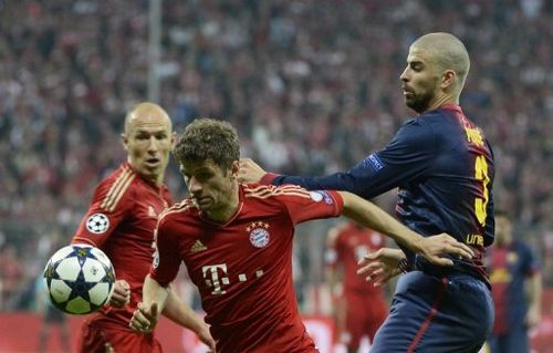 Bayern Munich's Thomas Mueller (C) vies with Barcelona's Gerard Pique (R) on April 23, 2013 in Munich, Germany