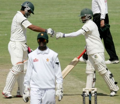 Bangladesh's Tamim Iqbal (L) and Mominul Haque congratulate one another as they play Zimbabwe in Harare, April 25, 2013