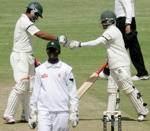 Bangladesh batsmen Tamim Iqbal (L) and Mominul Haque on April 25, 2013 at the Harare Sports Club
