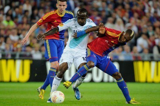 Chelsea&#039;s Victor Moses (C) clashes with Basel&#039;s Geoffroy Serey Die (R) at the St Jakob stadium in Basel, April 25, 2013