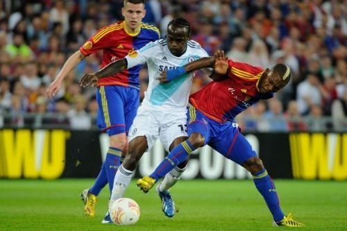 Chelsea's Victor Moses (C) clashes with Basel's Geoffroy Serey Die (R) at the St Jakob stadium in Basel, April 25, 2013