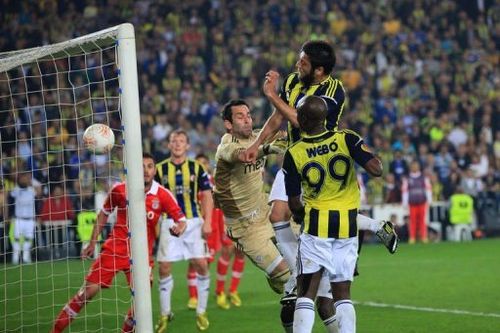 Fenerbahce's Egemen Korkmaz (2ndR) heads and scores on April 25, 2013 in Istanbul