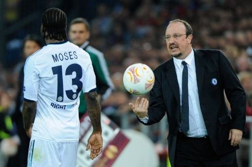 Chelsea's interim manager Rafael Benitez talks to midfielder Victor Moses during match in Basel on April 25, 2013