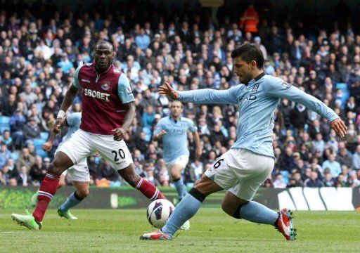 Manchester City&#039;s Sergio Aguero shoots at West Ham&#039;s goal in Manchester on April 27, 2013