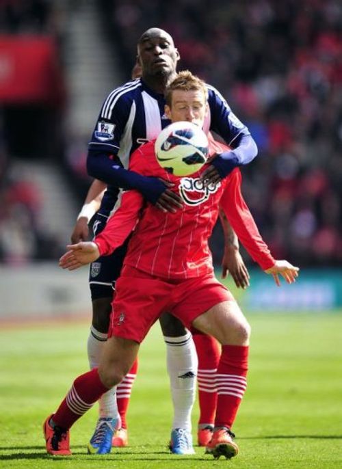 Southampton's Steven Davis (R) clashes with West Bromwich Albion's Marc-Antoine Fortune in Southampton, April 27, 2013