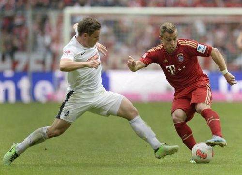 Bayern Munich's Xherdan Shaqiri (R) and Freiburg's Max Kruse fight for the ball in Munich, April 27, 2013