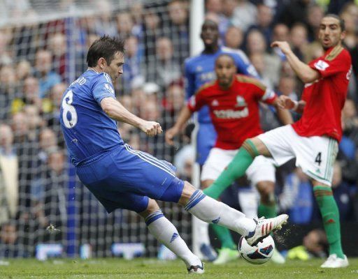 Chelsea&#039;s Frank Lampard takes a shot against Swansea City at Stamford Bridge on April 28, 2013