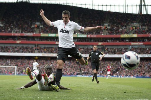 Arsenal&#039;s Bacary Sagna (L) slides in for a challenge on Man U&#039;s Robin van Persie in London on April 28, 2013