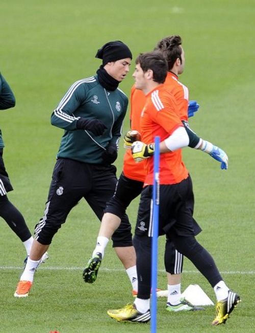 Real Madrid goalkeeper Iker Casillas (R) and forward Cristiano Ronaldo during a training session on April 29, 2013