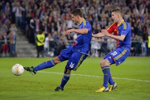 Basel&#039;s Fabian Schaer (L) scores a penalty kick during their Europa League match against Chelsea on April 25, 2013