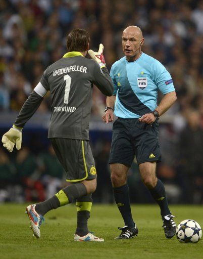 Dortmund goalkeeper Roman Weidenfeller makes his point to referee Howard Webb on April 30, 2013