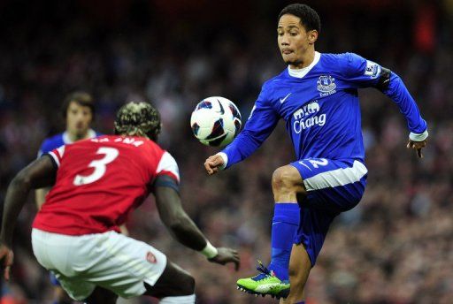 Everton midfielder Steven Pienaar (R) takes on Arsenal defender Bacary Sagna on April 16, 2013